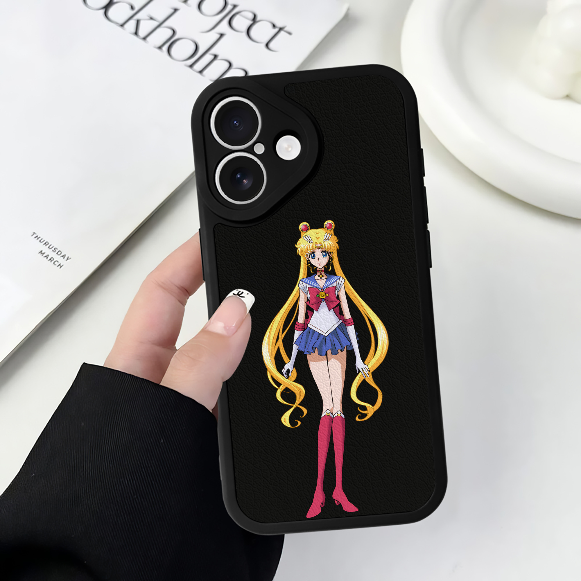 （画像用） 美少女戦士セーラームーン 月野 うさぎ つきの うさぎ Sailor Moon Tsukino Usagi 【iPhone 16シリーズ対応】シリコンスマホケース（レザー調） 材質：シリコン